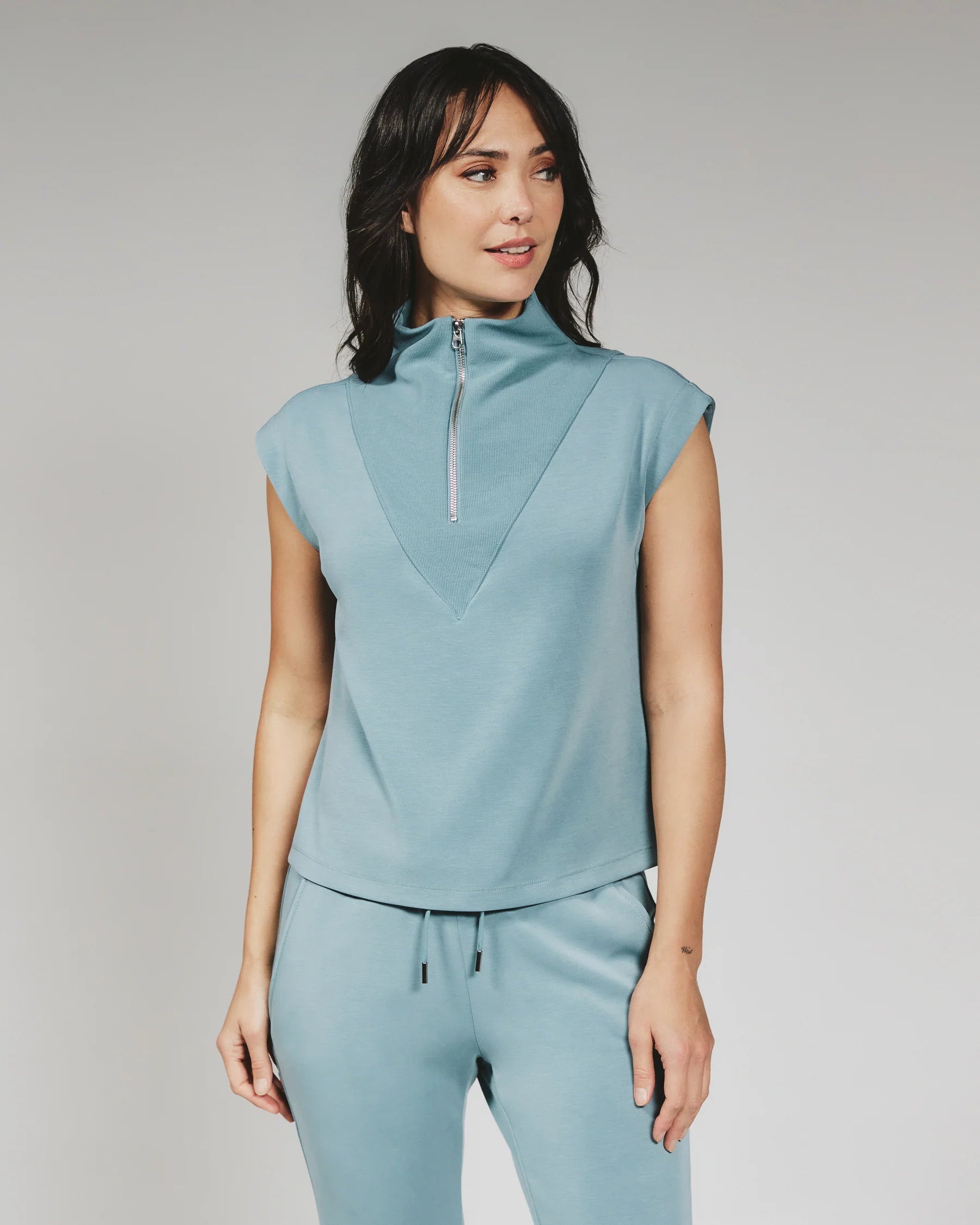 Rev Sleeveless Pullover