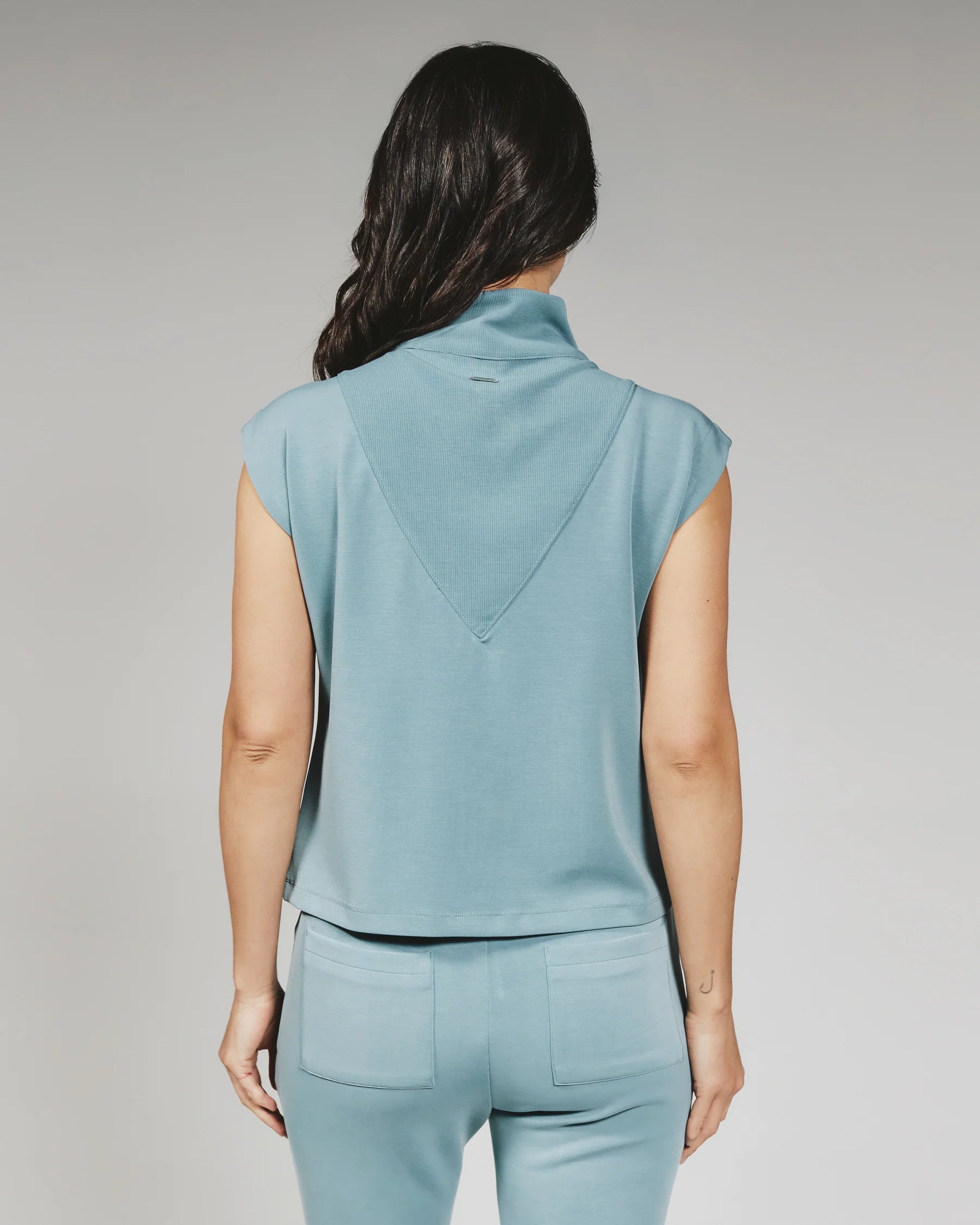 Rev Sleeveless Pullover