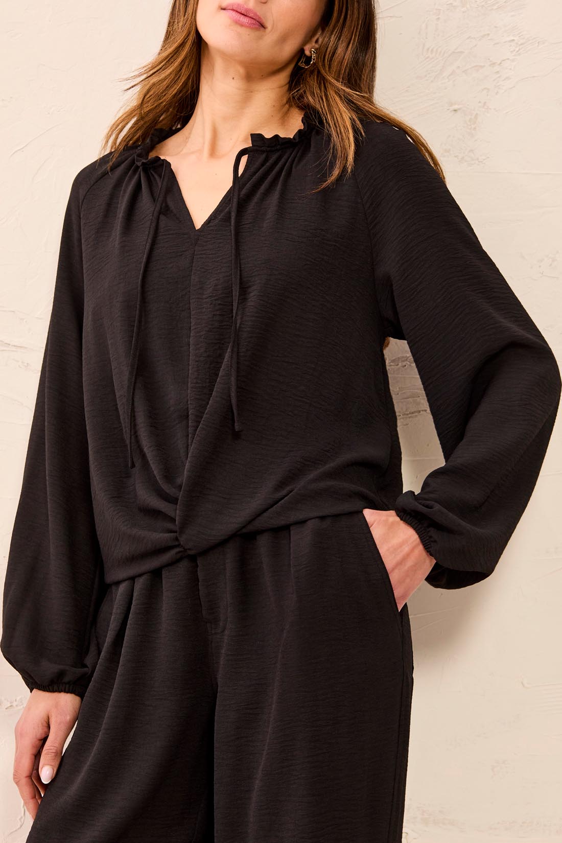 RAGLAN SLV BLOUSE W/ FRONT KNOT-BLACK