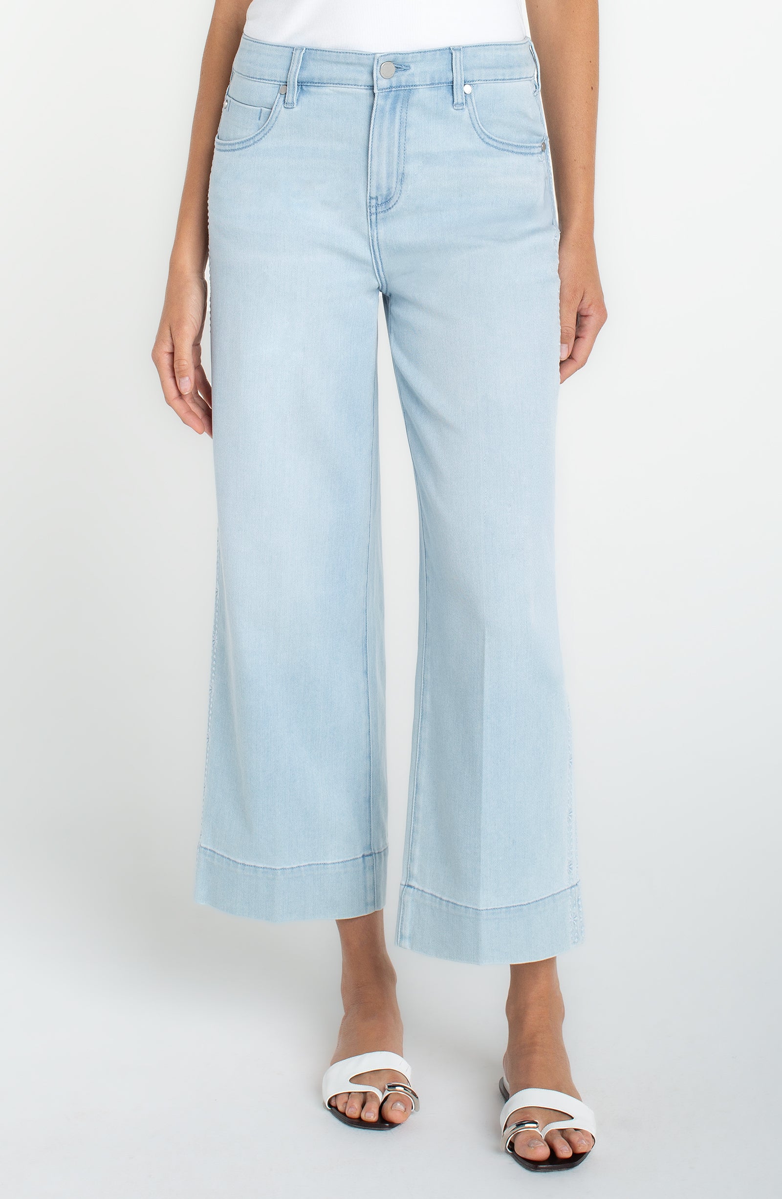 Stride Crop Wide Leg w/ Embroidered Side Seam