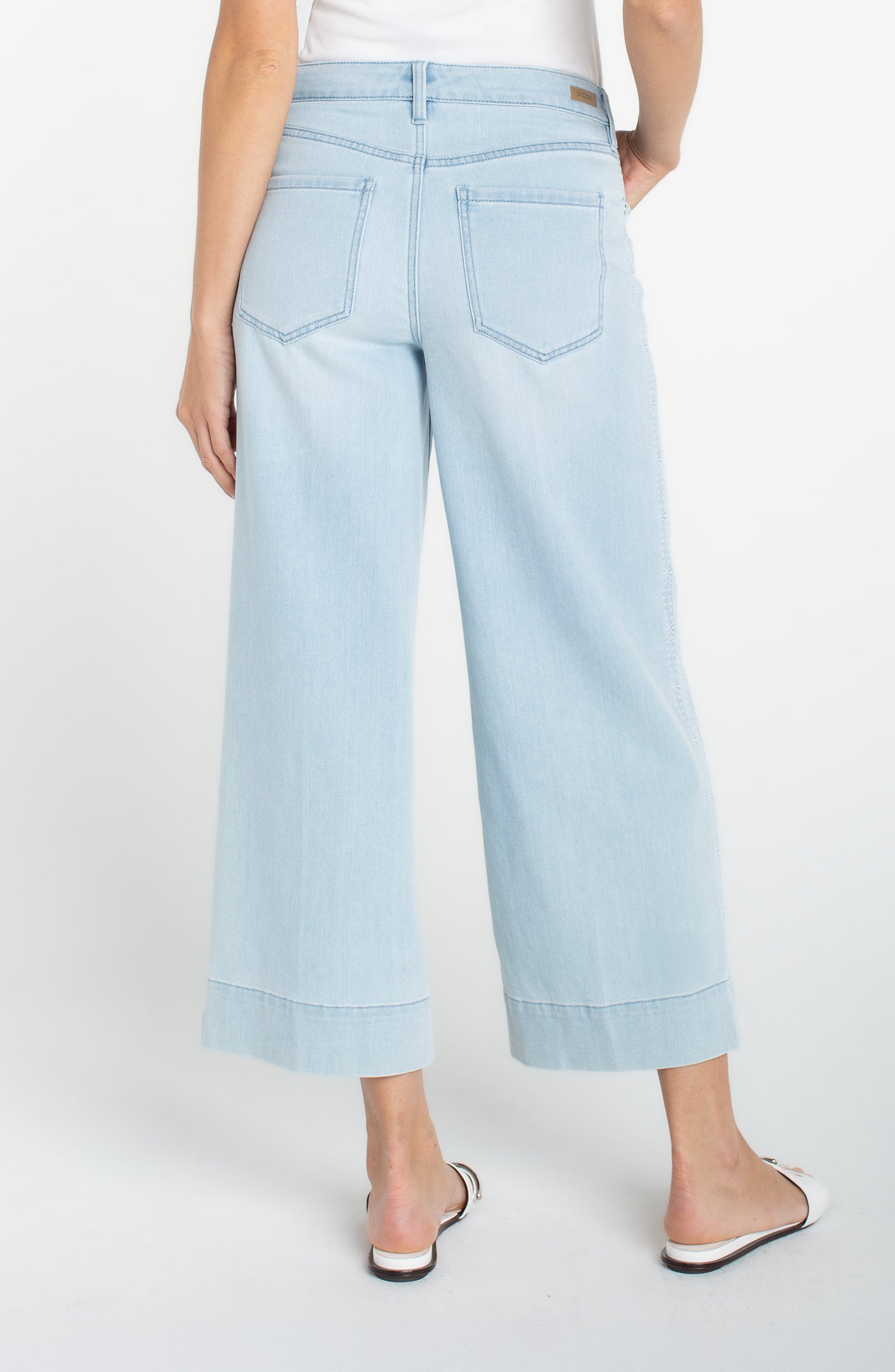 Stride Crop Wide Leg w/ Embroidered Side Seam