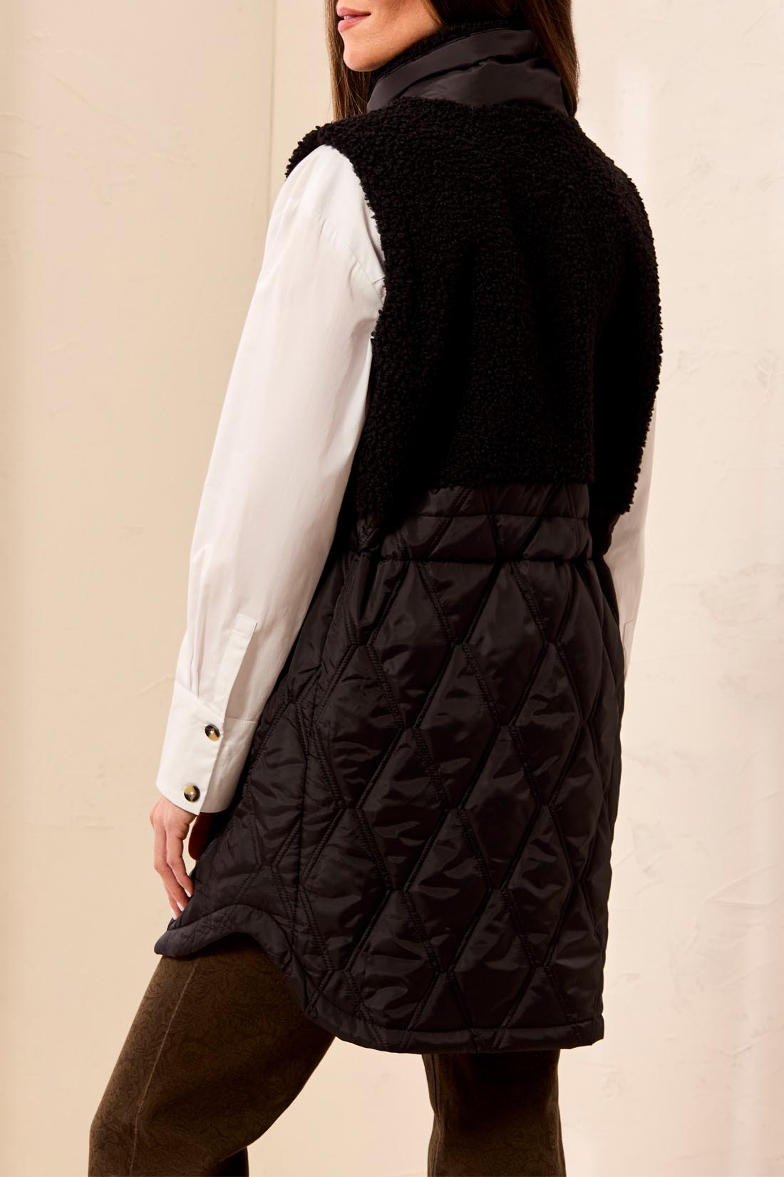SLEEVELESS MIX MEDIA QUILTED SHERPA VEST-BLACK