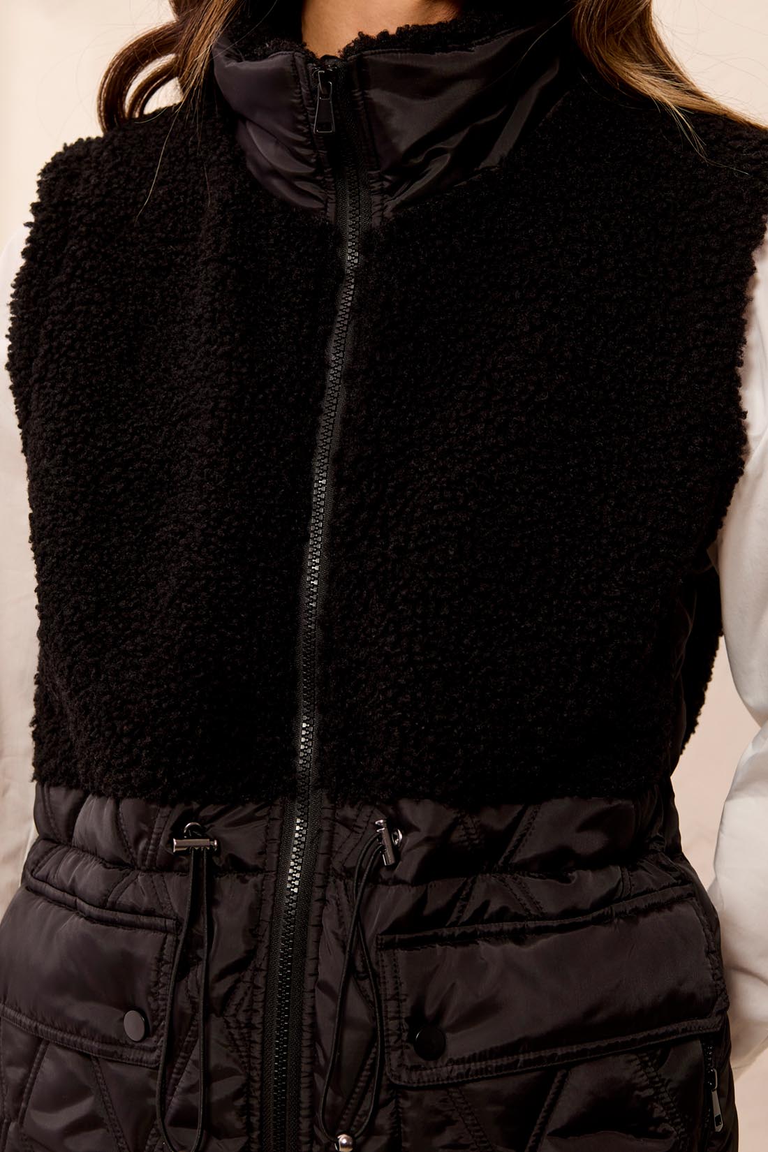 SLEEVELESS MIX MEDIA QUILTED SHERPA VEST-BLACK
