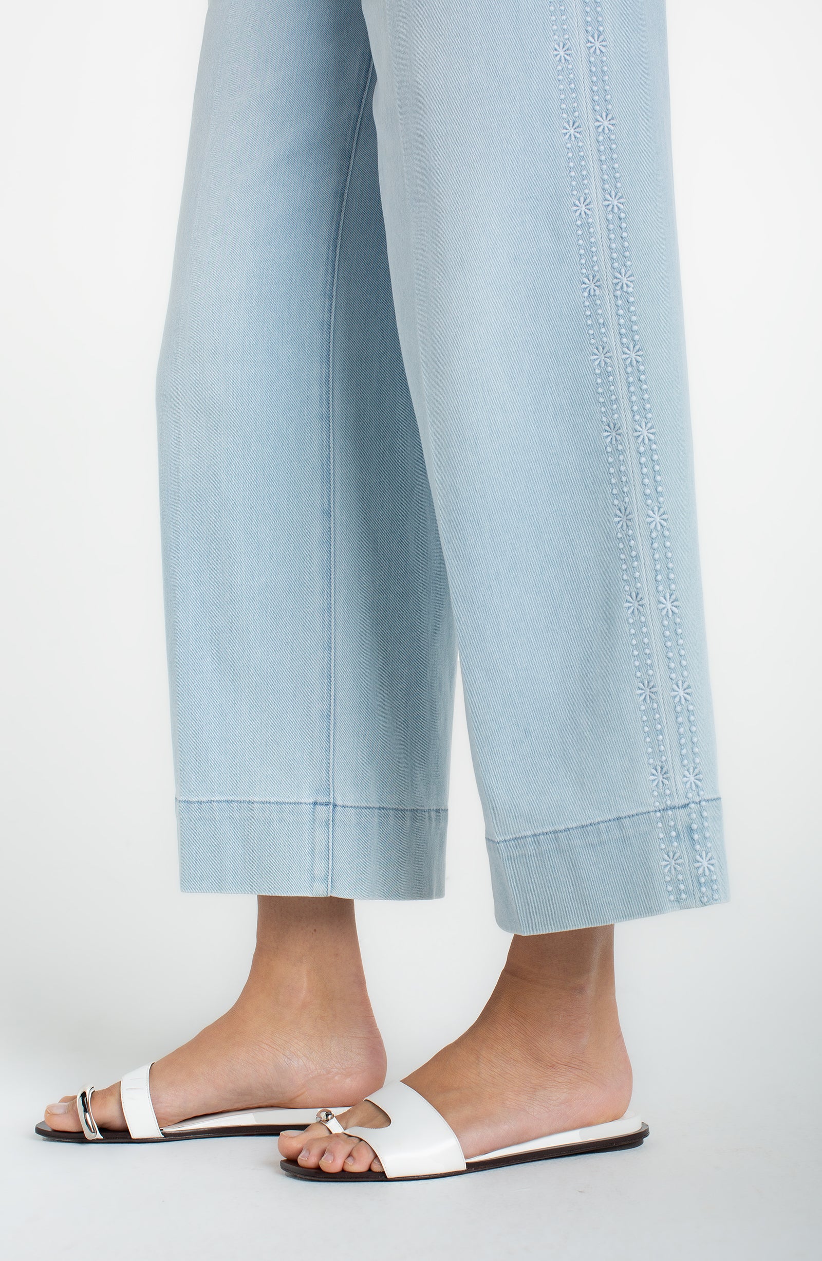 Stride Crop Wide Leg w/ Embroidered Side Seam